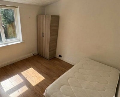 Furnished Room to Rent- Pinner Green (HA5) Main Photo