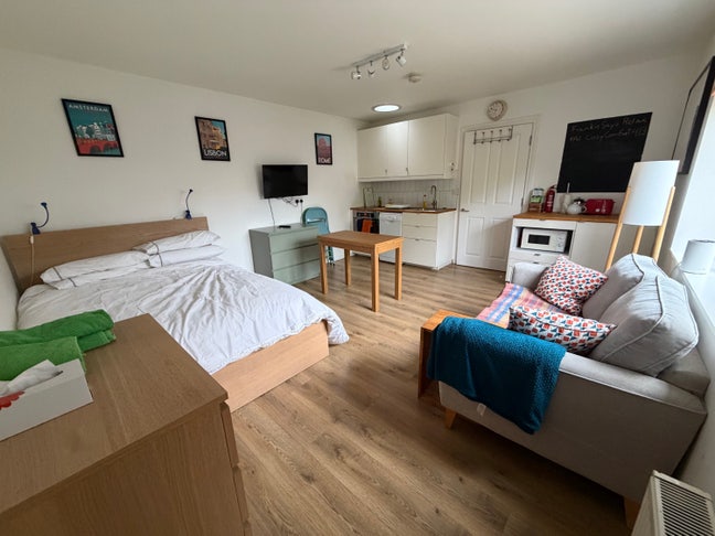 Clean Contemporary Self Contained Studio  Main Photo