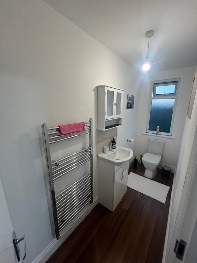 N13 Double Room - Family Home  Main Photo
