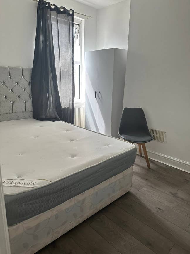 Couple Rooms Available in a Spacious House E13  Main Photo