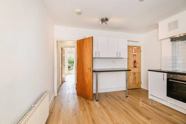 A fantastic opportunity to rent a spacious room. Main Photo