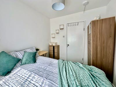 Bow Double Room Available!!  Main Photo
