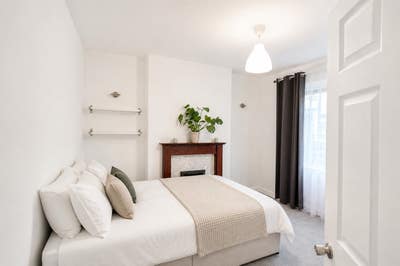 Bright Double Room in Surrey Quays  Main Photo