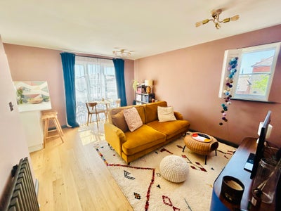 Newly Decorated 2-Bed, 2-Bath Flat in SE14 Main Photo