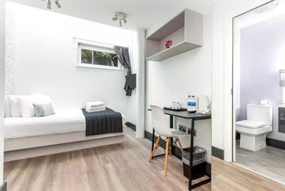 Bright & Contemporary Ensuite Room Main Photo