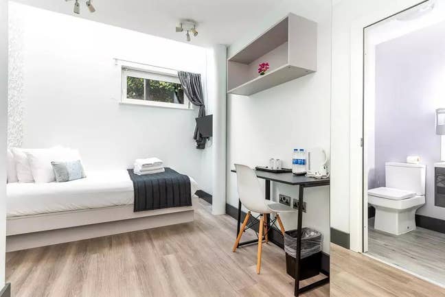 Bright & Contemporary Ensuite Room Main Photo