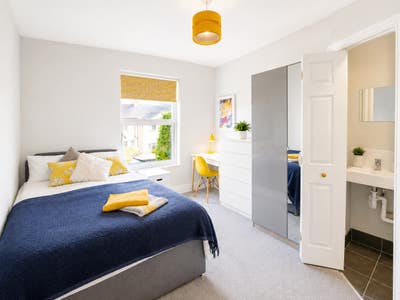 En-Suite Room in Southville House Share Main Photo