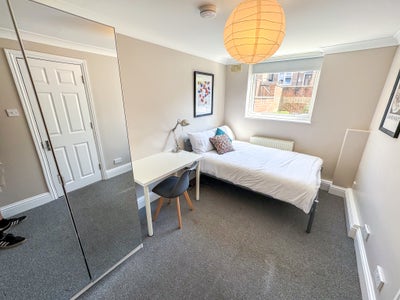 Garden-Facing Double | Parking | 5 Mins to Redhill Main Photo