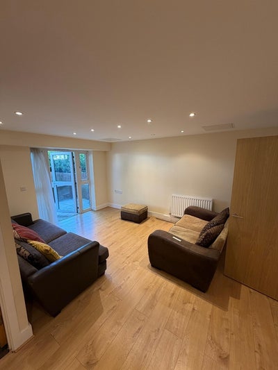 1 Bed Flat, Brighton Road, CR8 Main Photo