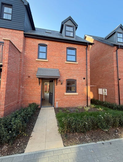 Lovely double room available in townhouse  Main Photo