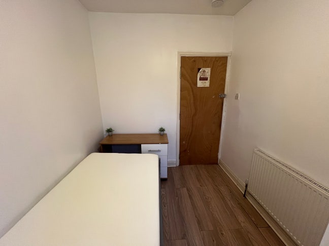 Single room available Near Brunel Uni/UB8 Main Photo