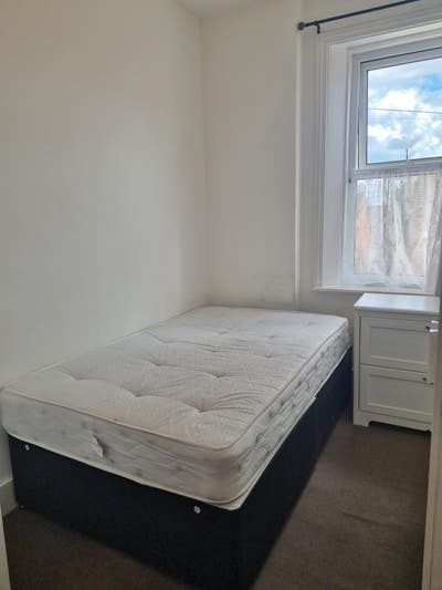 Fully furnished room available Main Photo