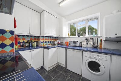 Superb 4 Double Bedroom Flat W/ Balcony Main Photo
