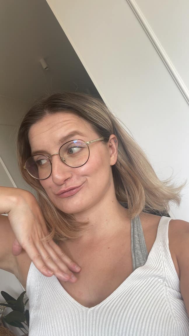 Chill girl looking for cat-friendly rooms. Main Photo