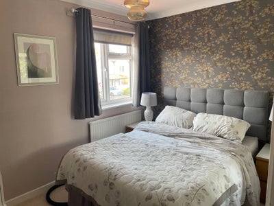 Double bedroom in large house with oarking Main Photo