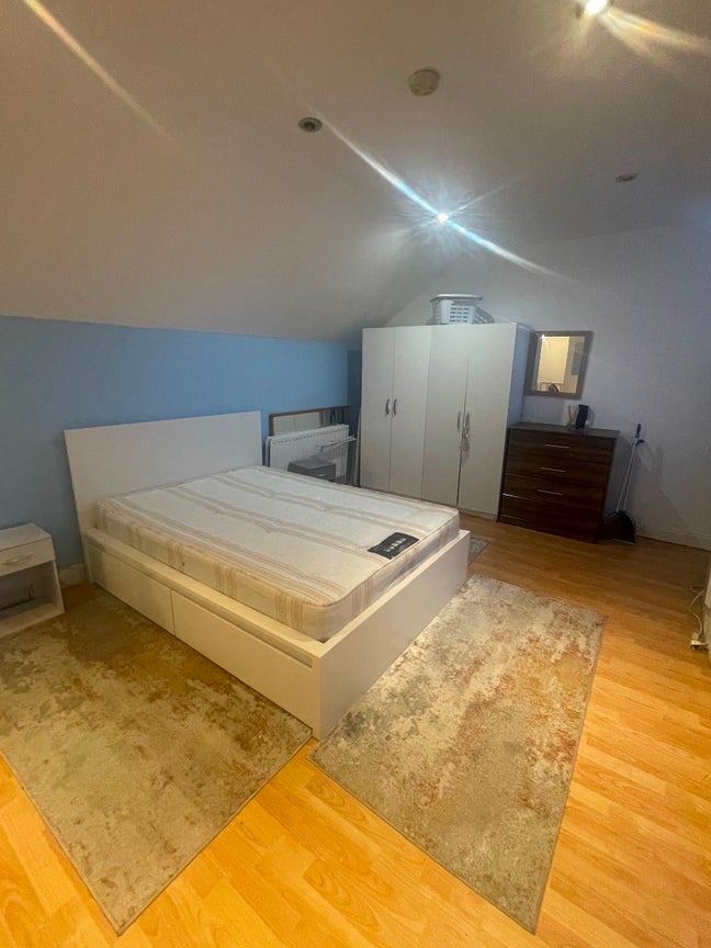 Spacious Studio in Enfield EN3 – Great Transport Main Photo