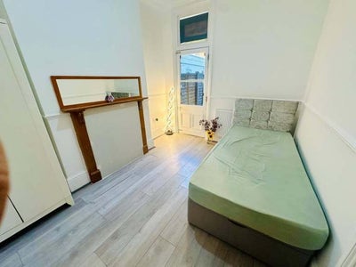 2 Single Rooms Available – CR7 8RB Main Photo