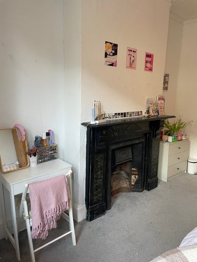 Spacious double room in a lovely flat in Fulham. Main Photo
