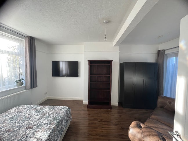 Large room w bathroom Main Photo