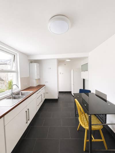 All Bills Included Room in a Shared House Main Photo