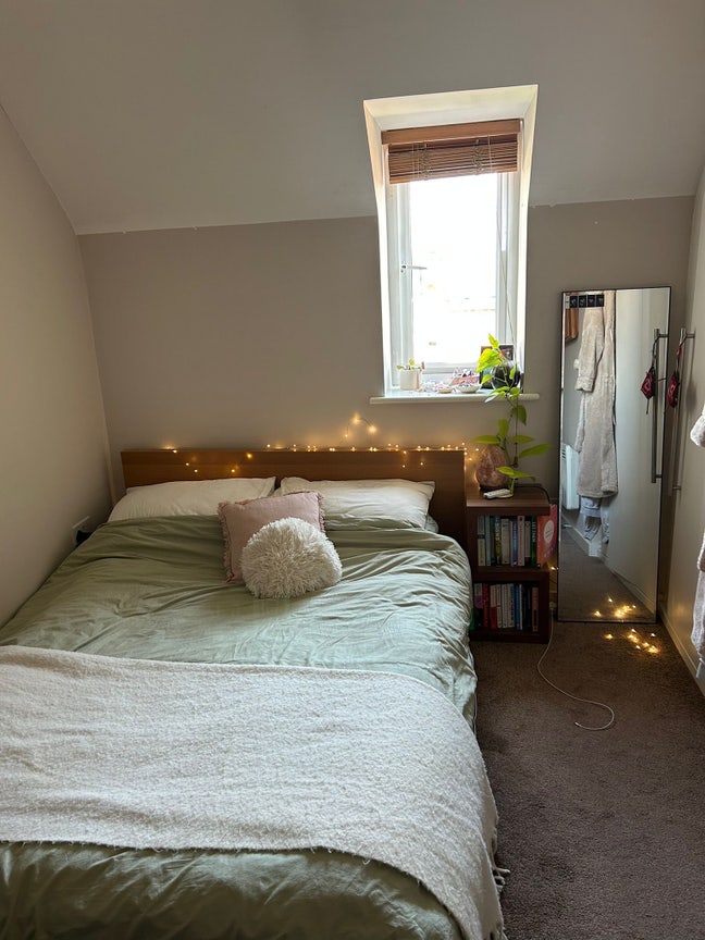 Light and airy room just off Burton Road Main Photo