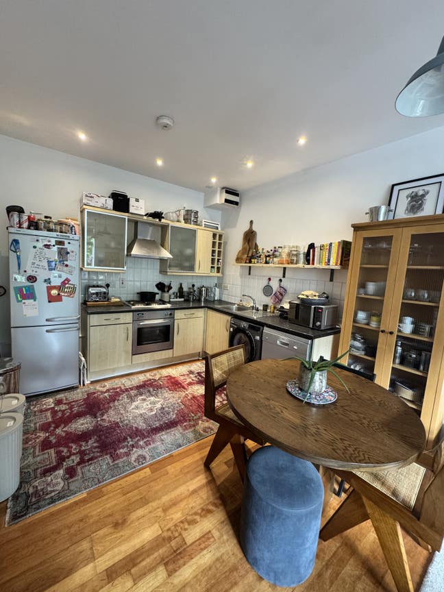 Furnished room in lovely city centre apartment  Main Photo