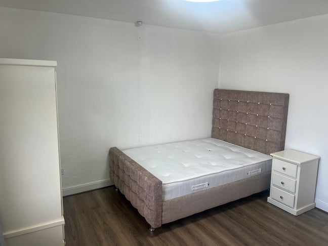 Fully Furnished- 3 Spacious Double and 1 Single Main Photo