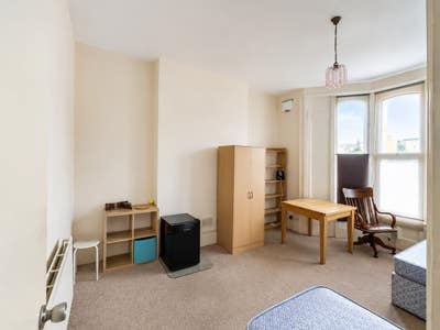 Huge Bright Room with Living Area, Next to station Main Photo