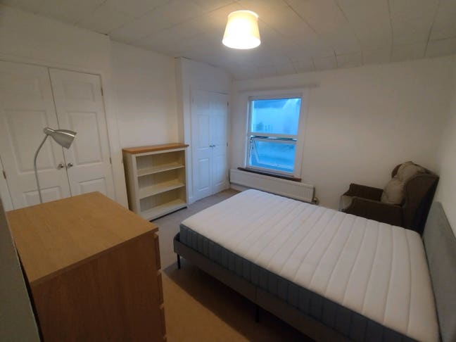 Large double room in Newmarket Main Photo