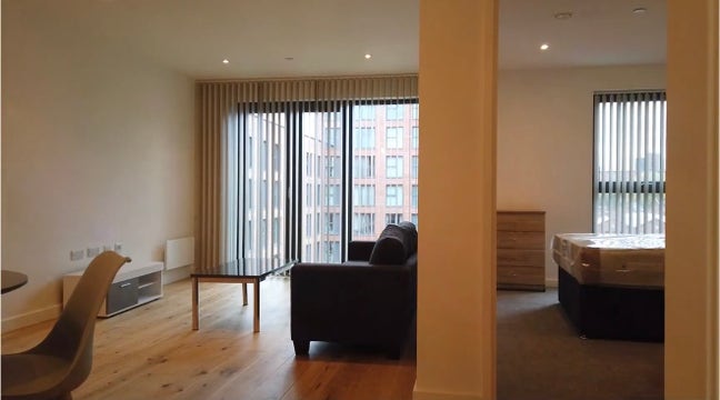Spacious Double Room Available with a flatshare Main Photo