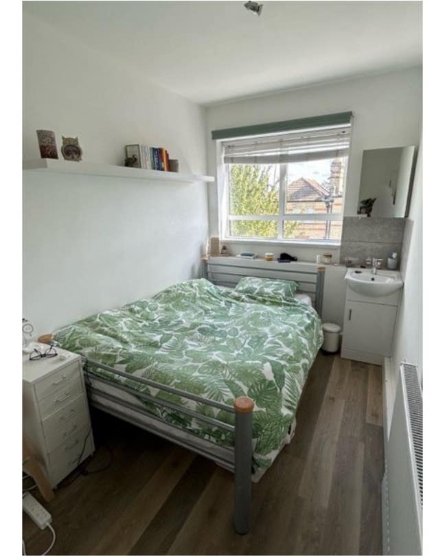 Bright room in well located 3 bedroom flat Main Photo