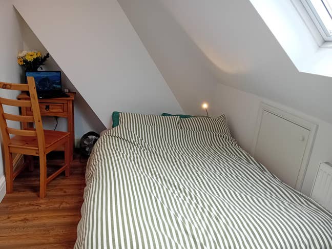Clean,light loft room Main Photo