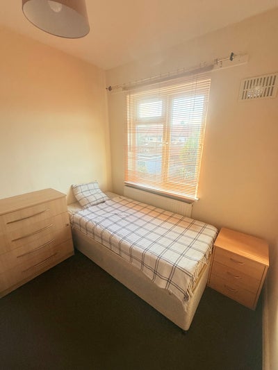 A single room to rent in a shared family house  Main Photo