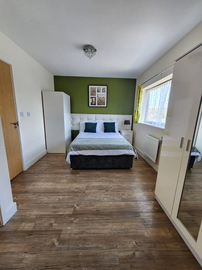  Modern En-Suite Double Room | All Bills Inc. Main Photo