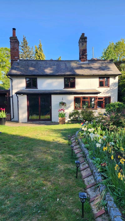 Double Room in a Cottage with Large Garden Main Photo