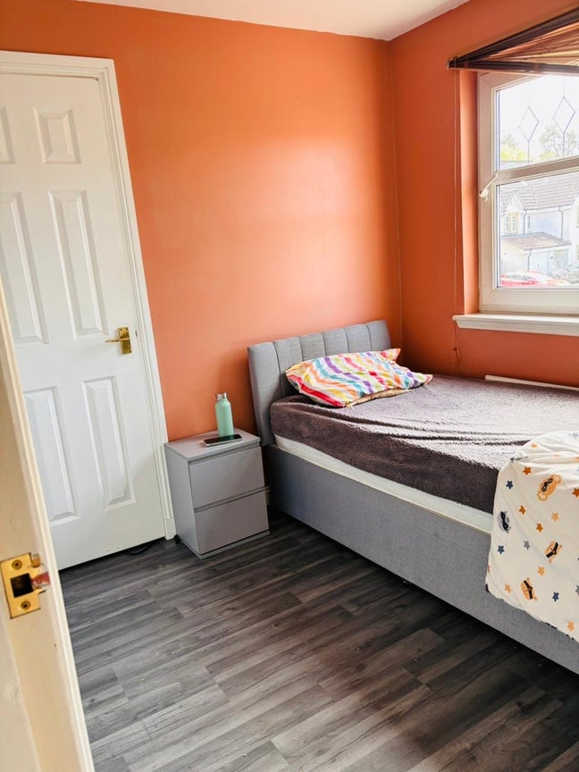 Double Room to Rent Out in Livingston Main Photo