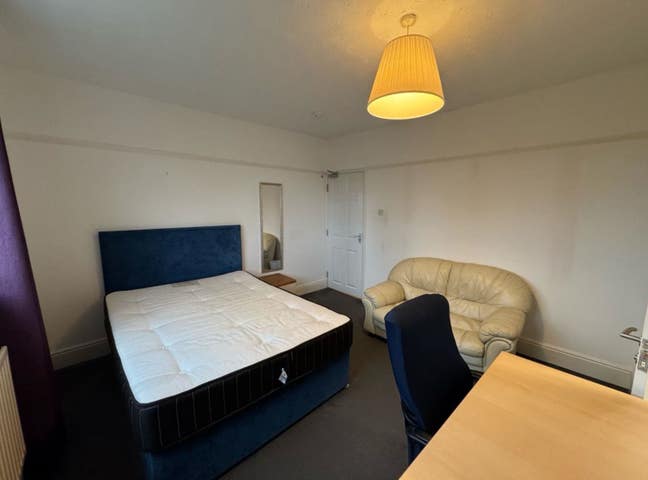 Ensuite Double Room - House share w/Parking Main Photo