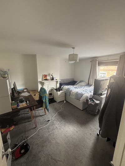 Master Bedroom & Ensuite + co-share of House Main Photo