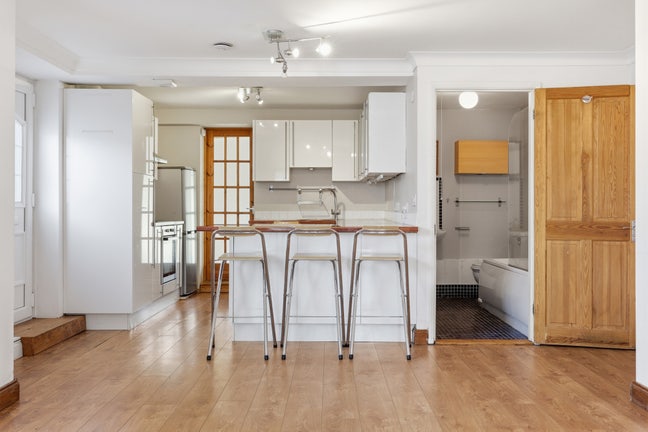 3  Bedroom Flat in Witham Main Photo