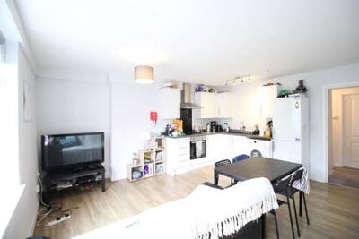 Central 3-Double Bed Flat inc. Balcony & Garden Main Photo