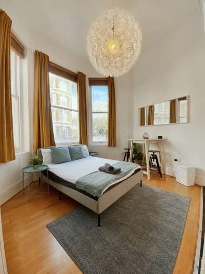 Friendly bright Studio at Holland Park Gardens Main Photo