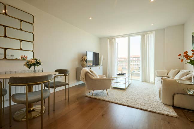 Stunning 2 Bed 2 Bath with Balcony & Parking Main Photo