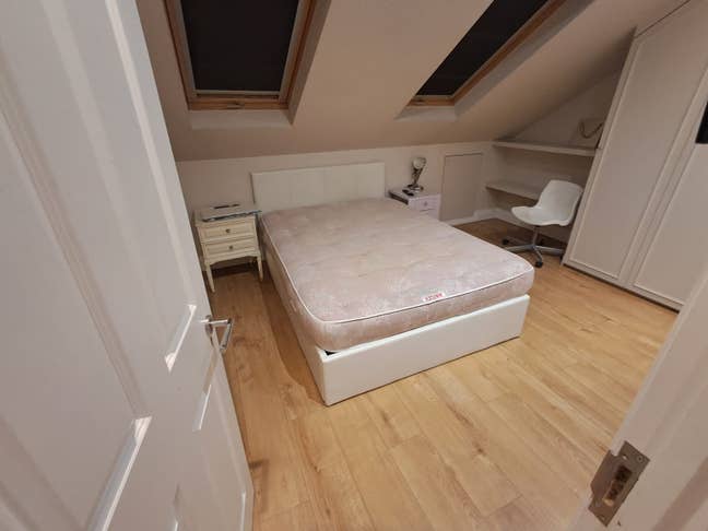 Clean large double room Main Photo