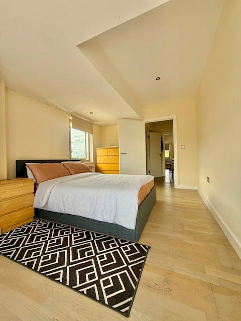 1 bedroom Apartment to Rent in Leatherhead Main Photo
