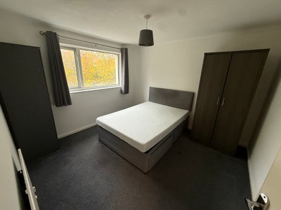 Large double room by Alex Hospital Main Photo