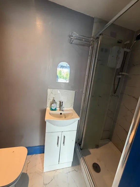 Ensuite Rooms in Slough (SL1) Main Photo