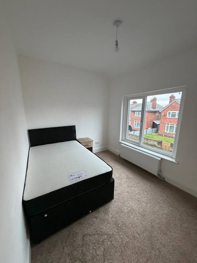 Single En/Suite & Double Room Available Main Photo