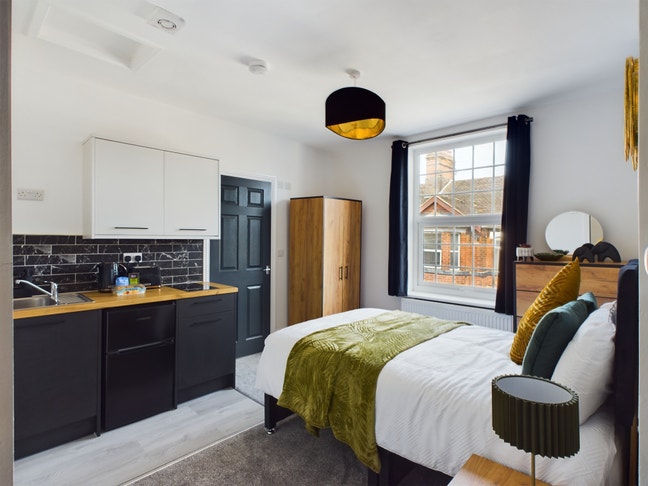 Beautiful Room in a Friendly Professional House Main Photo