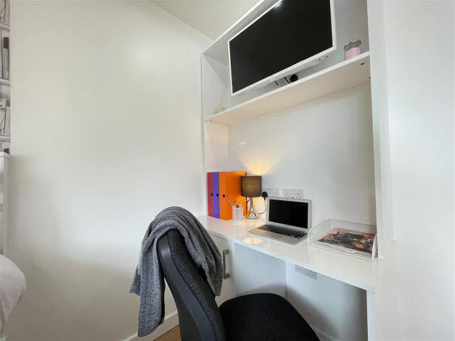 Spacious Studio in the Heart of Selly Oak Main Photo