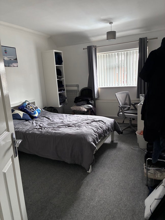 Two beds available in shared house :)  Main Photo